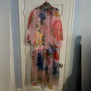 Worn once boutique size large floral maxi dress 
Bow at back
Slip included